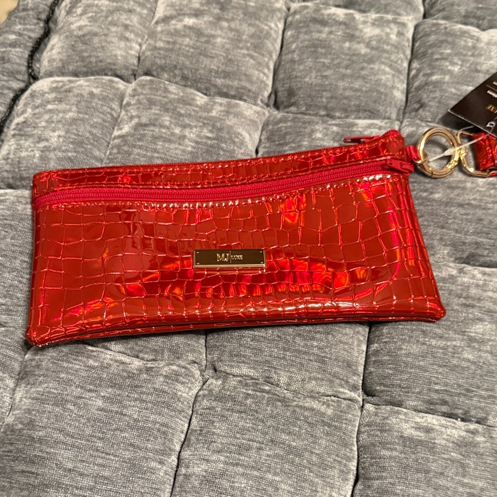 Makeup Junkie Signature red holographic Demi More